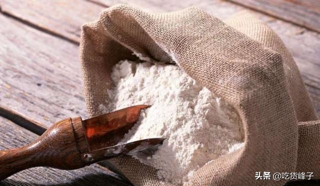 夏天面粉有虫吃了有害吗,面粉里面有了潮虫还能吃吗