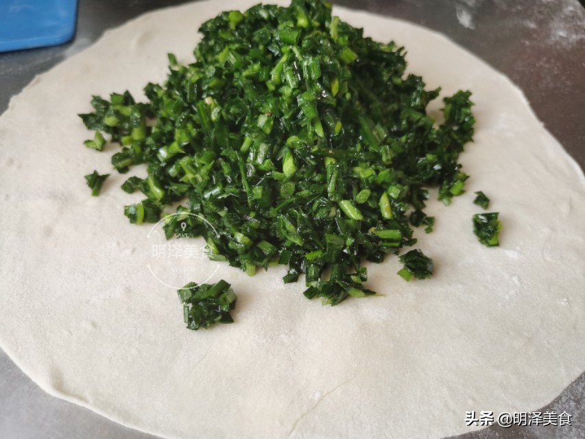 烙韭菜盒子用生鸡蛋,韭菜盒子里面的韭菜鸡蛋要炒熟吗