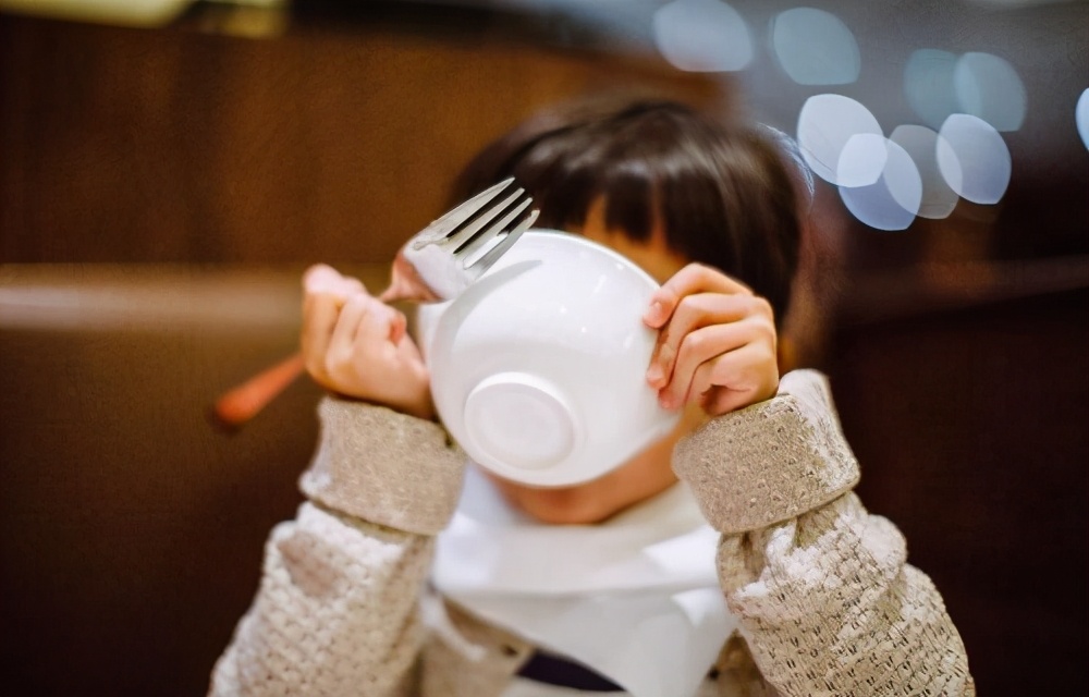 宝宝小腿短注定矮个子吗,小孩腿部有多处又硬又红