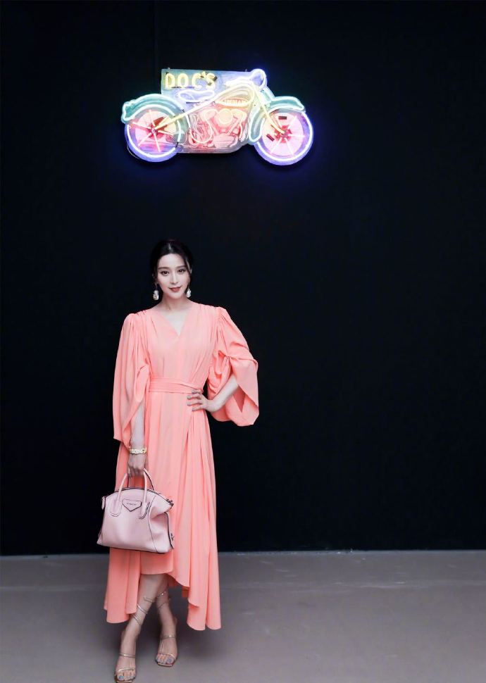 范冰冰一身粉色长裙亮相的活动,范冰冰白色长裙美照