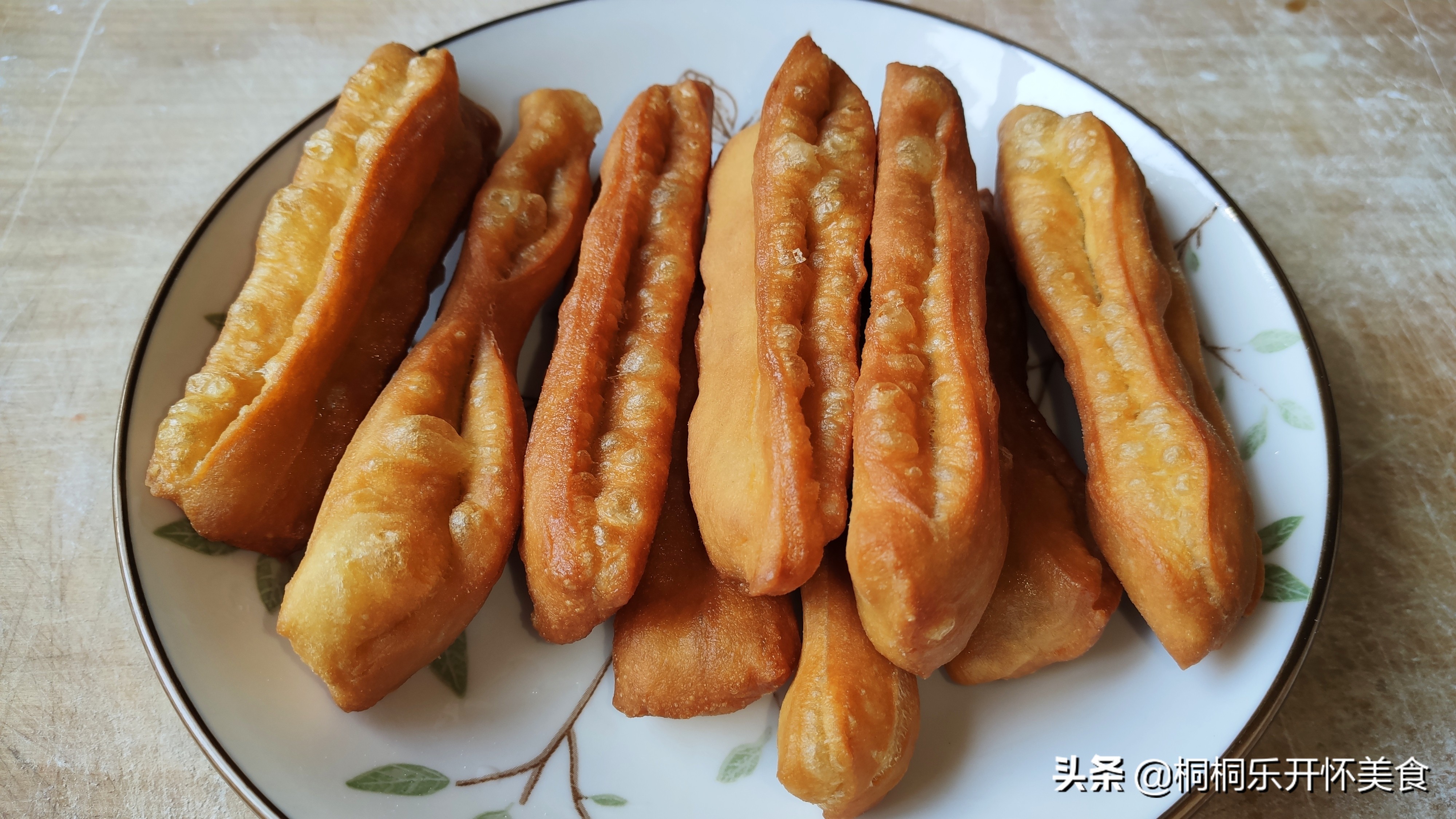 无矾油条怎么做到蓬松酥脆,自制油条蓬松酥软冷藏一夜