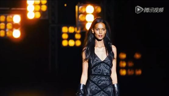 《沙漠之花》:一个女人坚强的改变,一种残忍习俗的反对