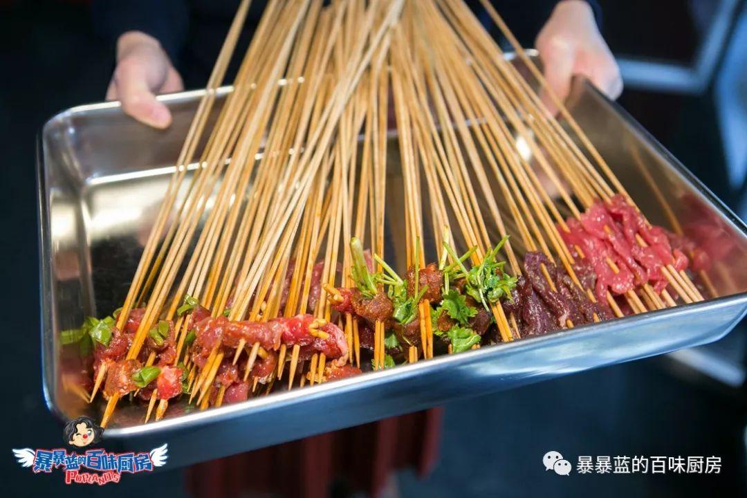 当成都老板爱上沈阳老雪,他开的串串香店锅底都有1瓶大绿棒