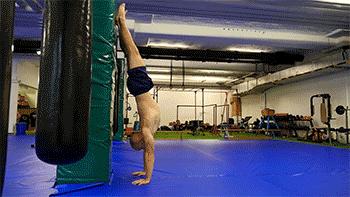 教你一招怎样练倒立,手把手教你学倒立