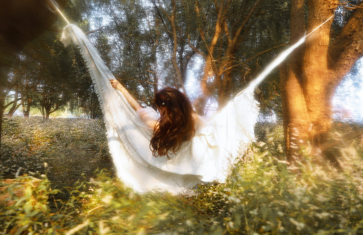 少女身穿薄纱光影柔美,朦胧的情绪在树林间蔓延