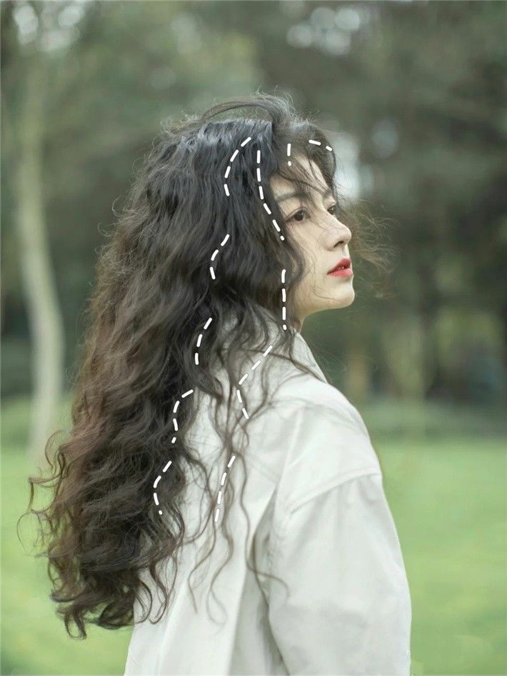 烫卷发今年流行哪种颜色,减龄显小的烫发是你最佳选择