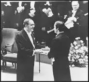 这个富二代泡妞打架半辈子，拿下诺贝尔奖却只用了一年的时间