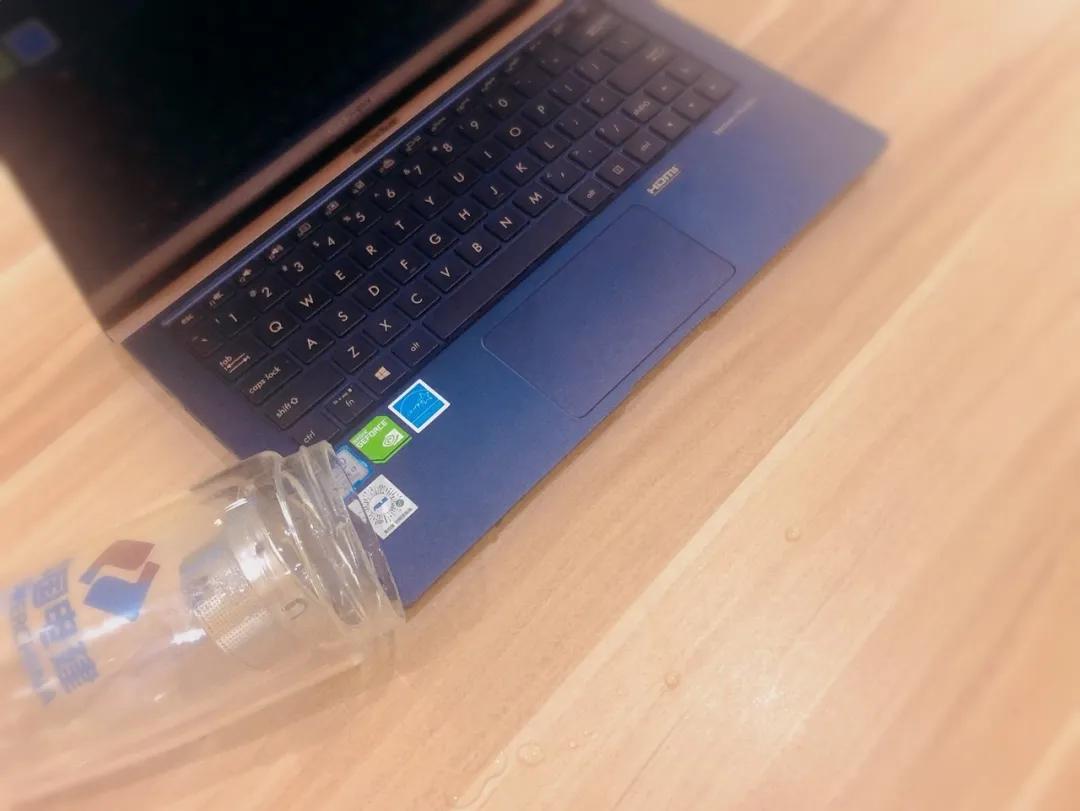 笔记本不小心进水了过一会黑屏了,笔记本进水屏幕不亮解决方法