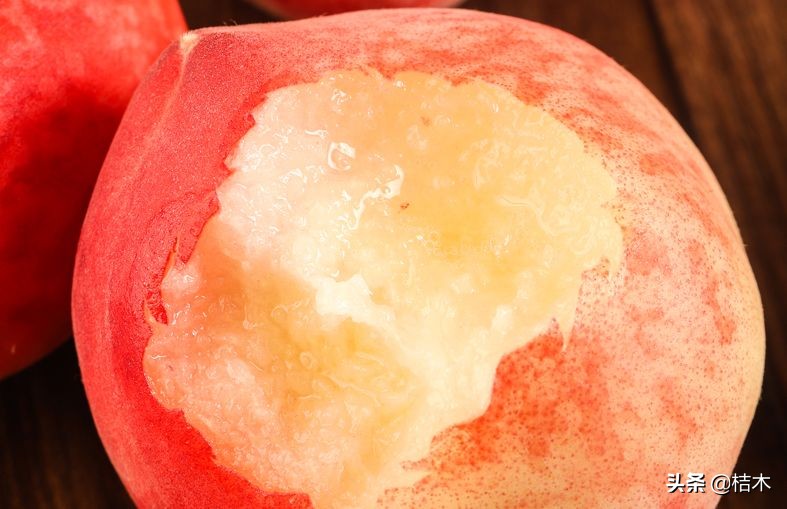 一口就爆汁！陕西突围水蜜桃成熟了，真正的自然熟，桃园现摘现发