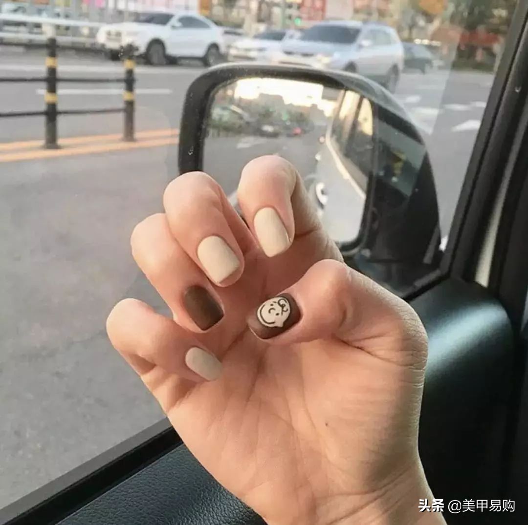 奶茶色渐变磨砂美甲,女生最爱的奶茶色系美甲来啦