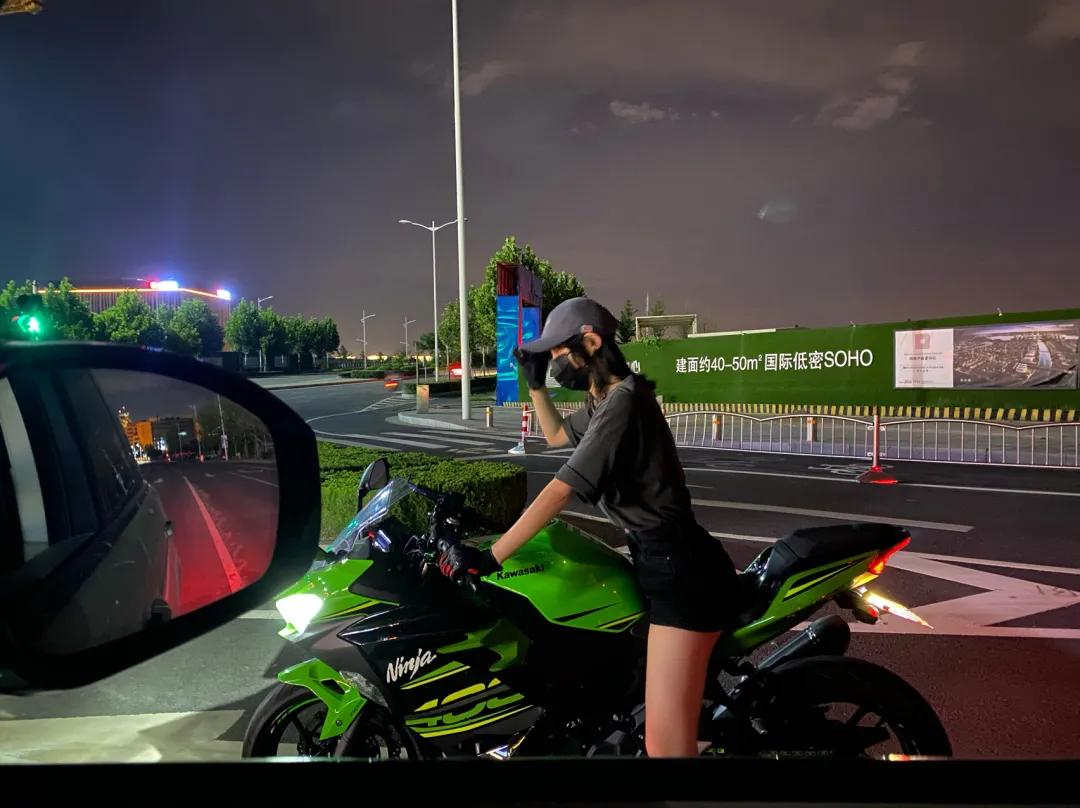 小姐姐骑川崎ninja650,小姐姐骑川崎ninja400摩托车