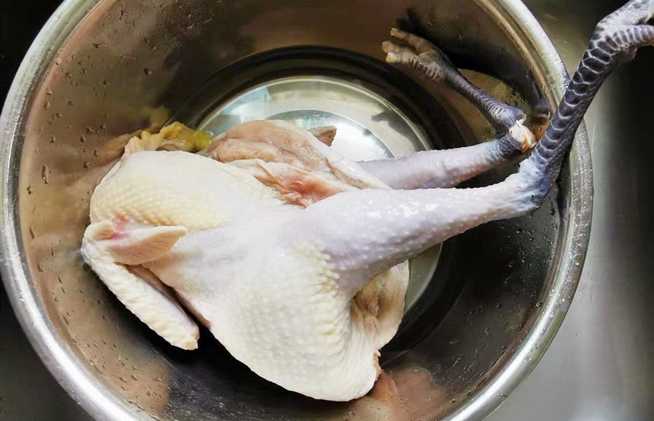 炖鸡时先焯水还是直接炖都不对,炖鸡汤时有人焯水