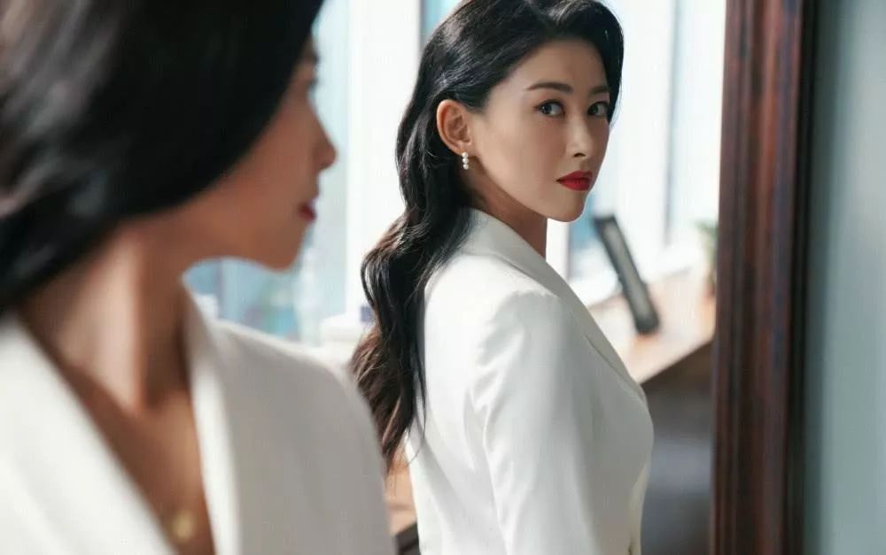 栗娜裙子搭配鞋子,精英律师栗娜50条裙子图片