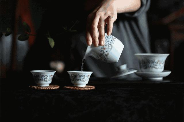 春天的仪式感在一杯茶里,一束花一杯茶的仪式感