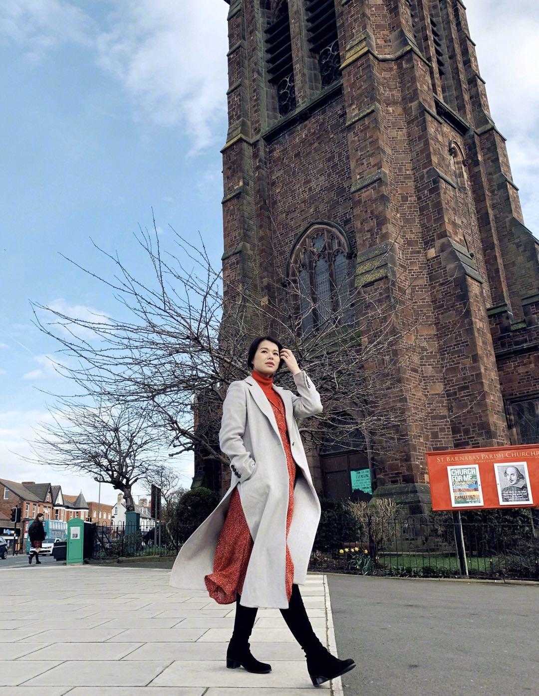 胡杏儿穿搭秋冬,胡杏儿穿露肩装显优雅