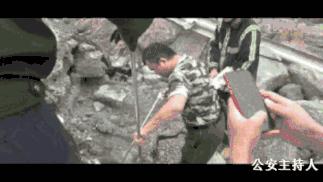 工地挖机挖出一条巨蟒,挖掘机挖大蟒蛇的视频