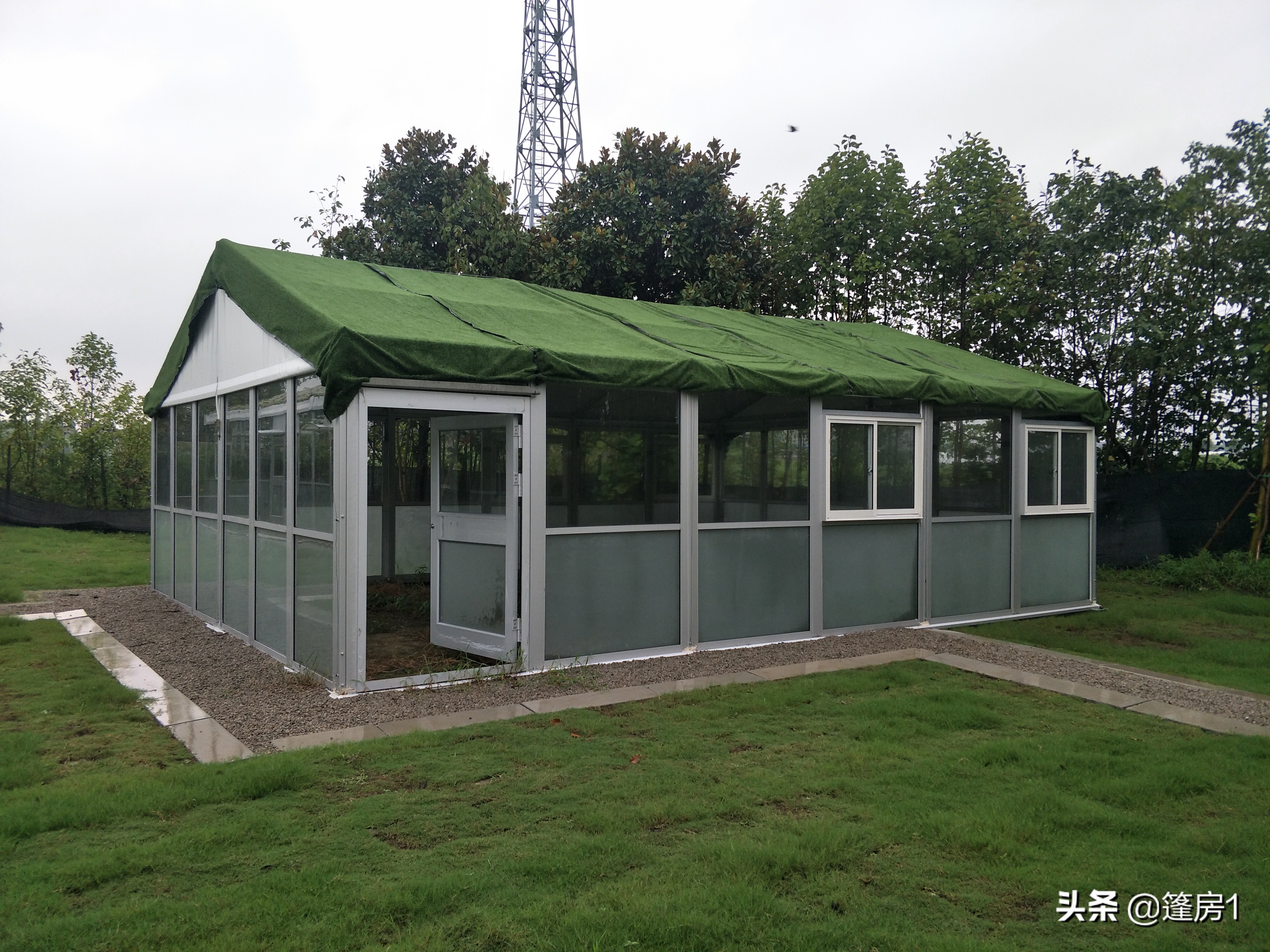 上海出现了这种篷房建筑,比钢结构漂亮,比集装箱灵活