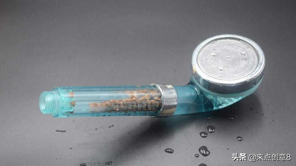 把牙膏涂抹在淋浴喷头上,把牙膏挤到喷水壶里