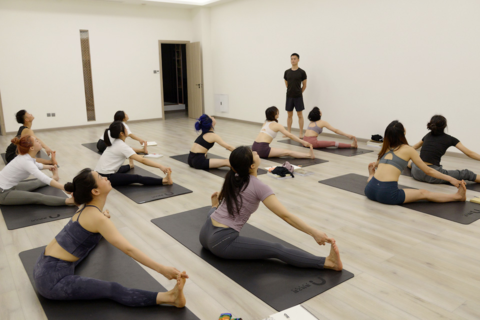 瑜伽导师培训的班,深圳空中瑜伽导师培训班