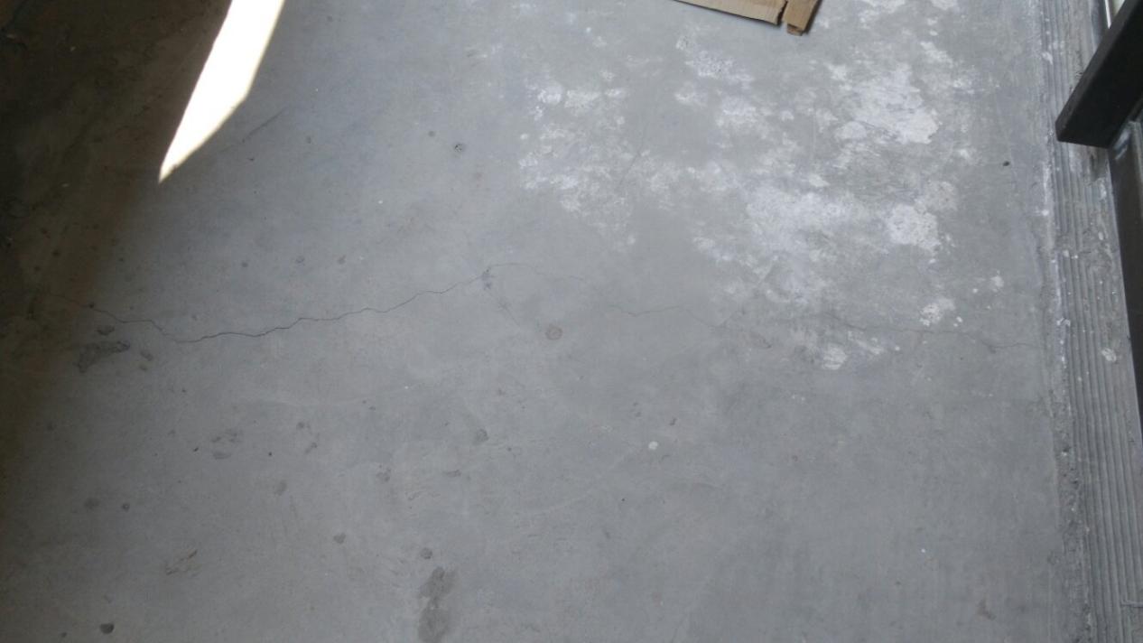 院子里的水泥裂开,院子新浇的水泥地开裂怎么补救