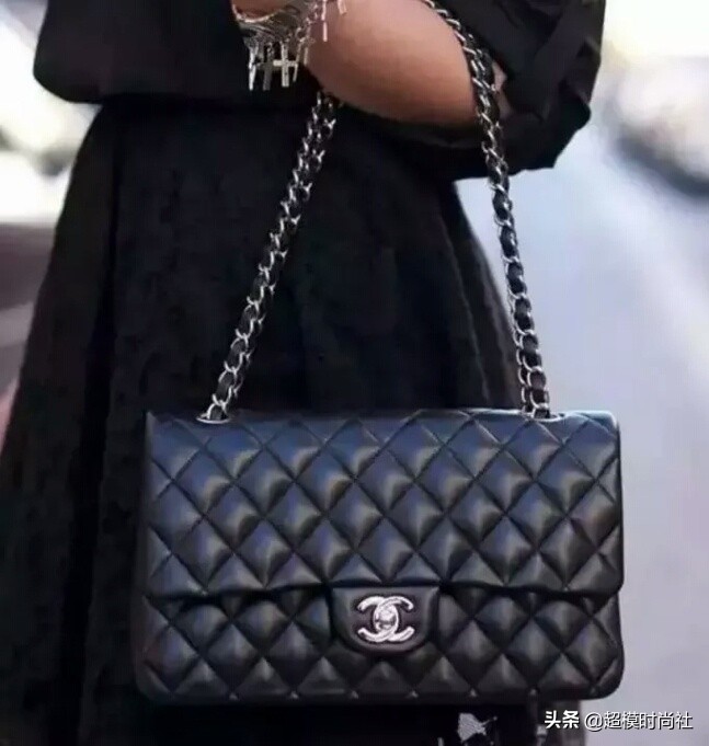 香奈儿老佛爷穿搭,盘点香奈儿老佛爷设计的包款