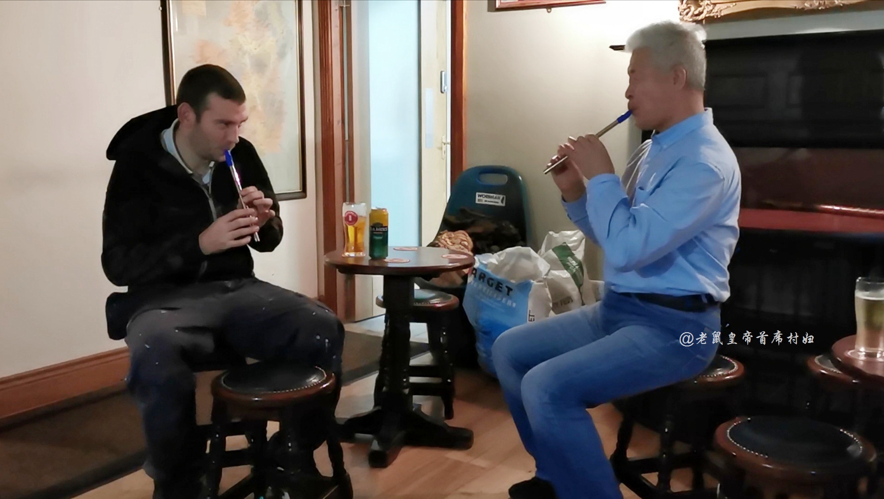 中国民乐奏响爱尔兰酒吧，老外听呆盛赞，纷纷热情款待博主