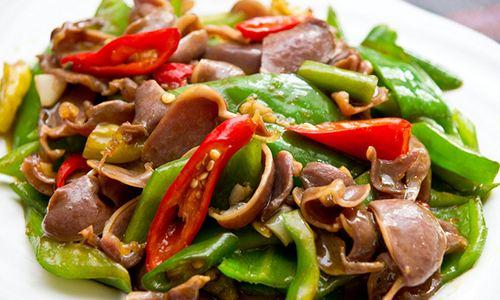 鸡胗炒了挺久为什么里面还是红色,鸡胗炒完里面带一点红