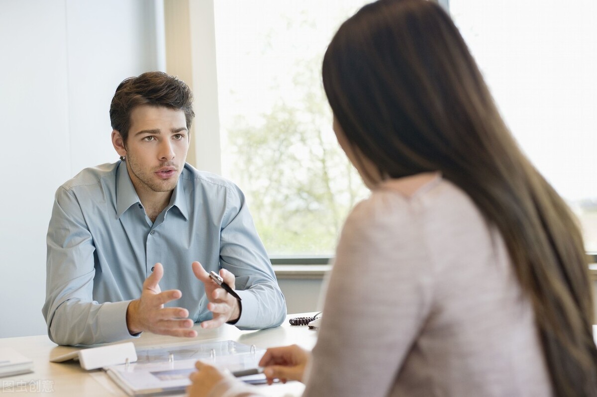 上班经常被领导骂是继续还是退缩,领导老是当着众人骂你该不该辞职