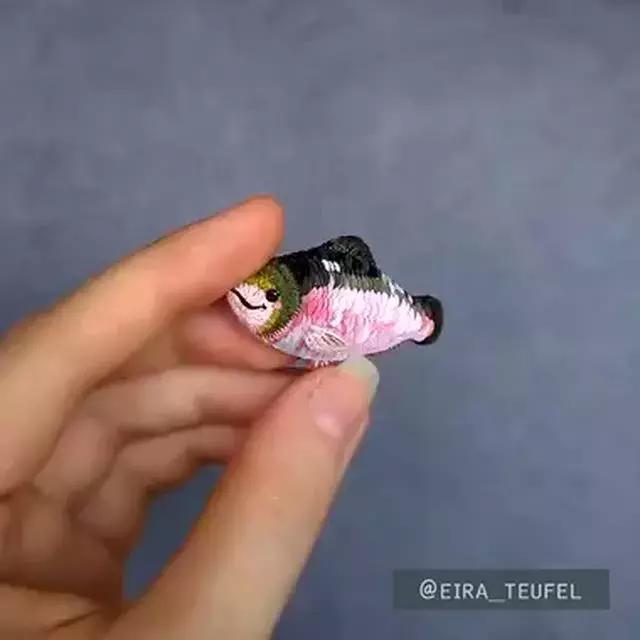 当一个程序员迷上了刺绣，就算手骨折了也无法阻止她……