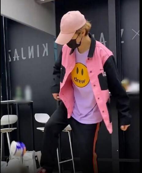 鹿晗黄子韬黑白,鹿晗穿棒球外套