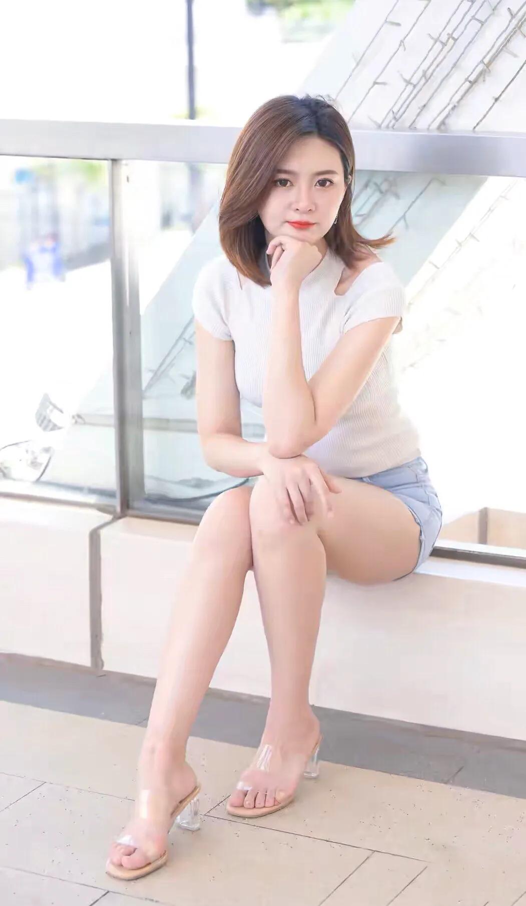 牛仔裤配高跟鞋早秋穿搭,牛仔短裤高跟长筒靴