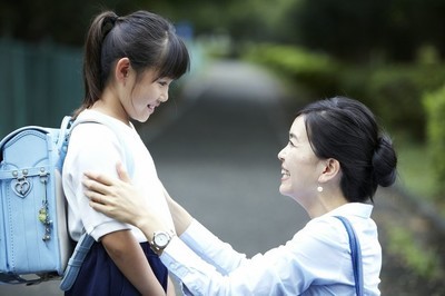 女儿放学突然看见打工的爸爸,女儿告诉妈妈看见鬼