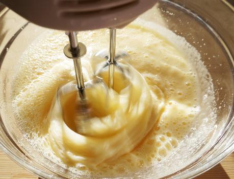 用电饭锅做蛋糕不用面粉四个鸡蛋,不用电饭锅烤箱和面粉做的蛋糕