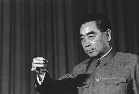 周总理在苏联喝醉酒，回国后检讨，毛主席：喝酒喝醉是常有的事