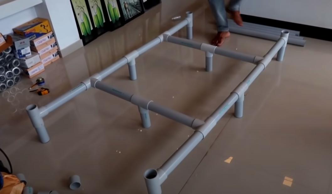 老外用PVC管做张单人床，承重200斤比成品床结实，真会省钱