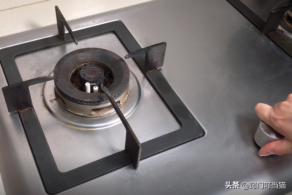燃气灶打不着火怎么用牙签清理,燃气灶怎么打不着火有声音有火光