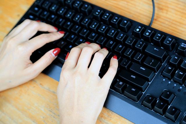 黑寡妇蜘蛛竞技版键盘拆解,黑寡妇蜘蛛绿轴2019款键盘