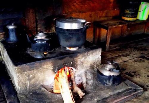 萧习华的散文《飞扬的红盖头》