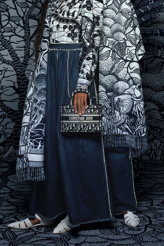 Dior发布迷你BookTote手袋:超迷你尺寸托特包