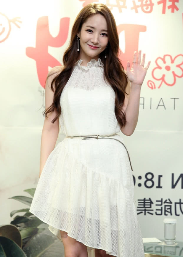 朴敏英白衬衫包臀裙,朴敏英穿白色裙子最近机场街拍
