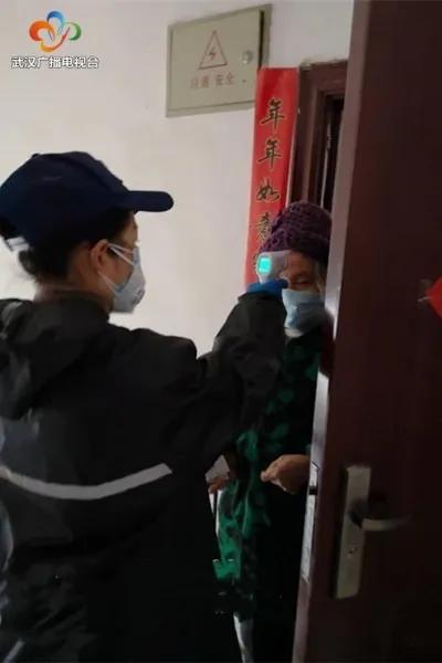 看到“无疫情小区”挂牌,她开心地笑了