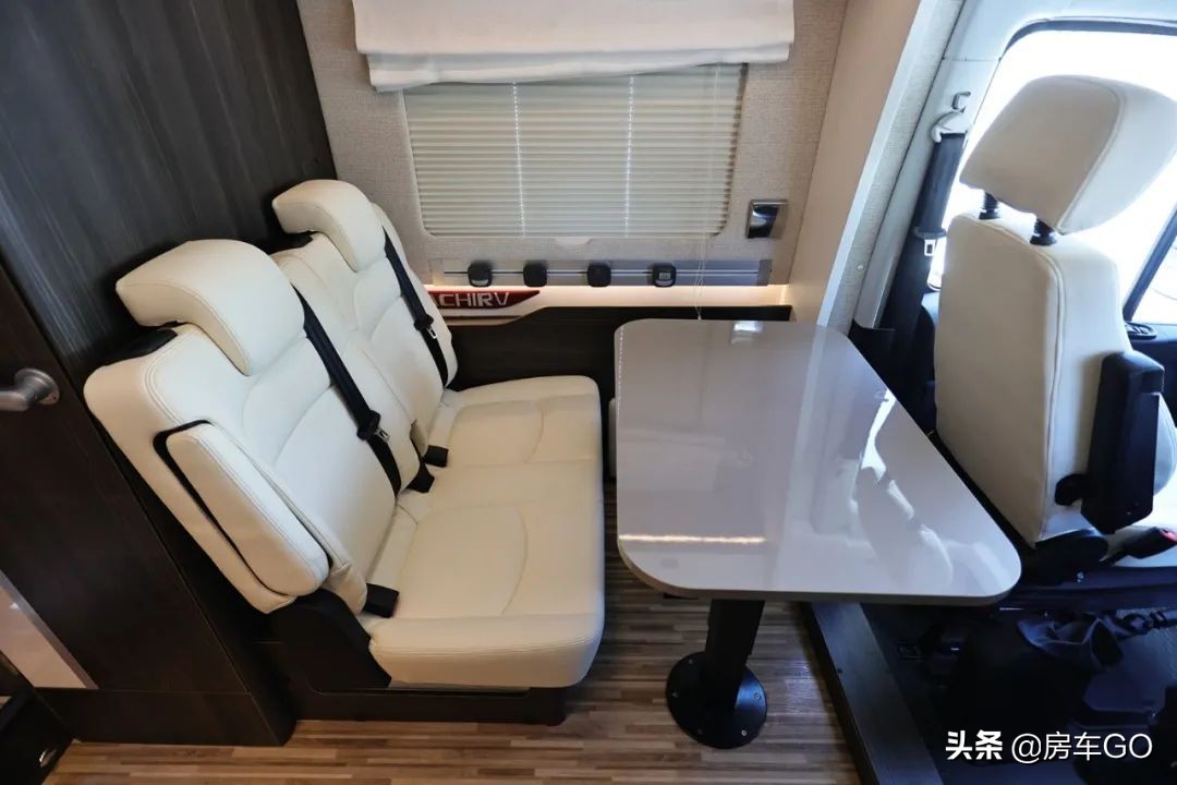 这台房车有5种充电方式，车内电器语音控制，卫生间也是干湿分离