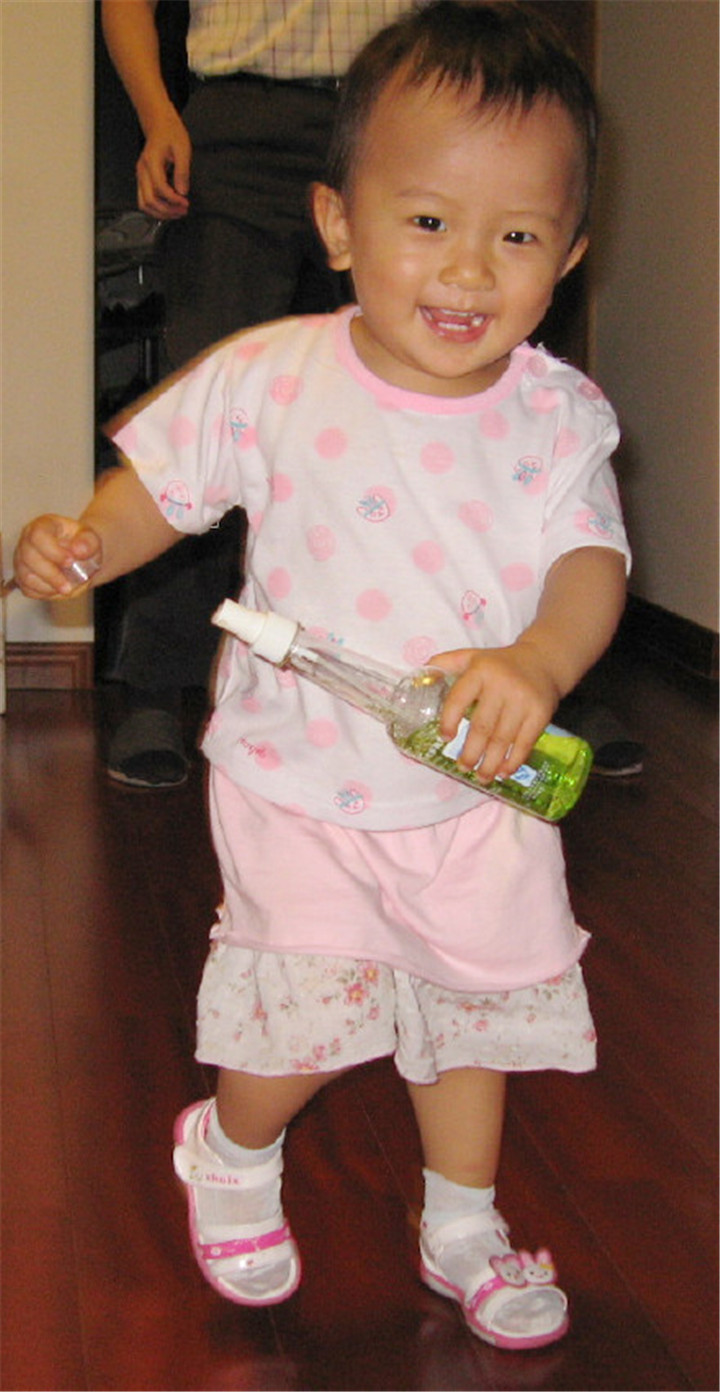 婴幼儿误食了花露水怎么办,小孩误食花露水怎么办搞笑视频