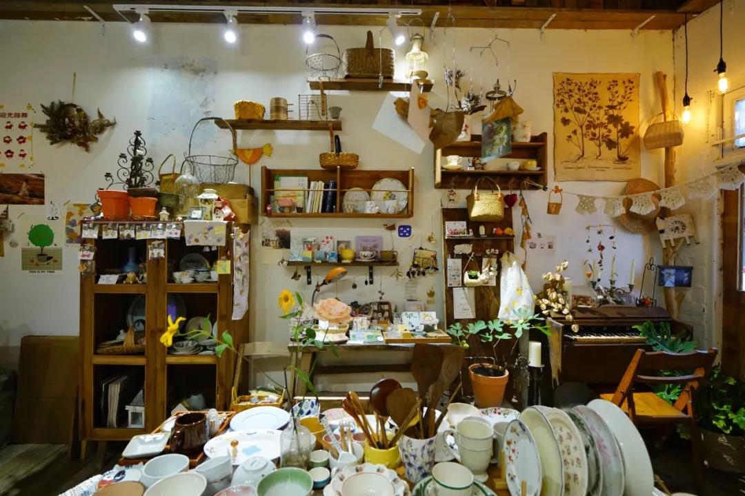 成都两个小姑娘开的老房子花艺杂货铺，外地游客不远千里专程打卡