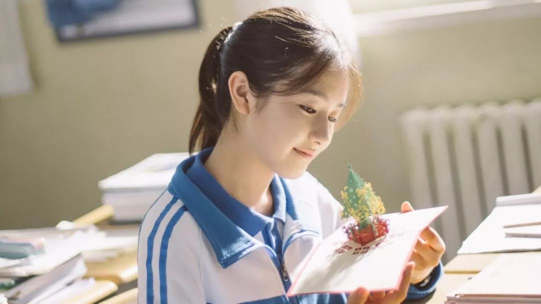 老姐姐跪了，1998年出生的杨超越已经用上3000的LaPrairie眼霜了