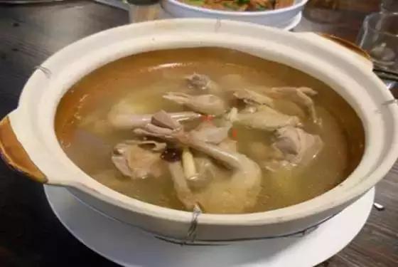 女性经期鸽子汤怎么炖好吃,女性吃鸽子汤好还是乌鸡汤好