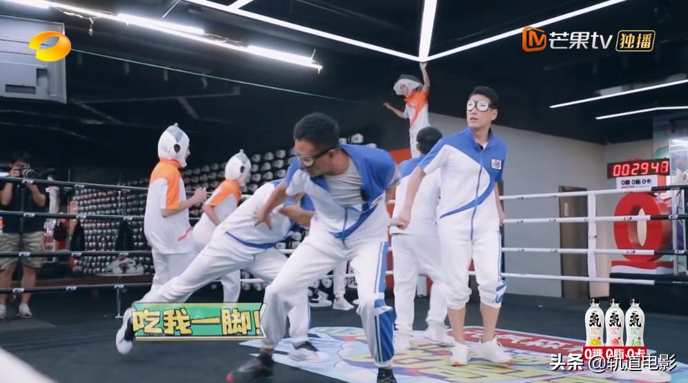 杨洋vr踢球,元气满满的哥哥杨洋踢球