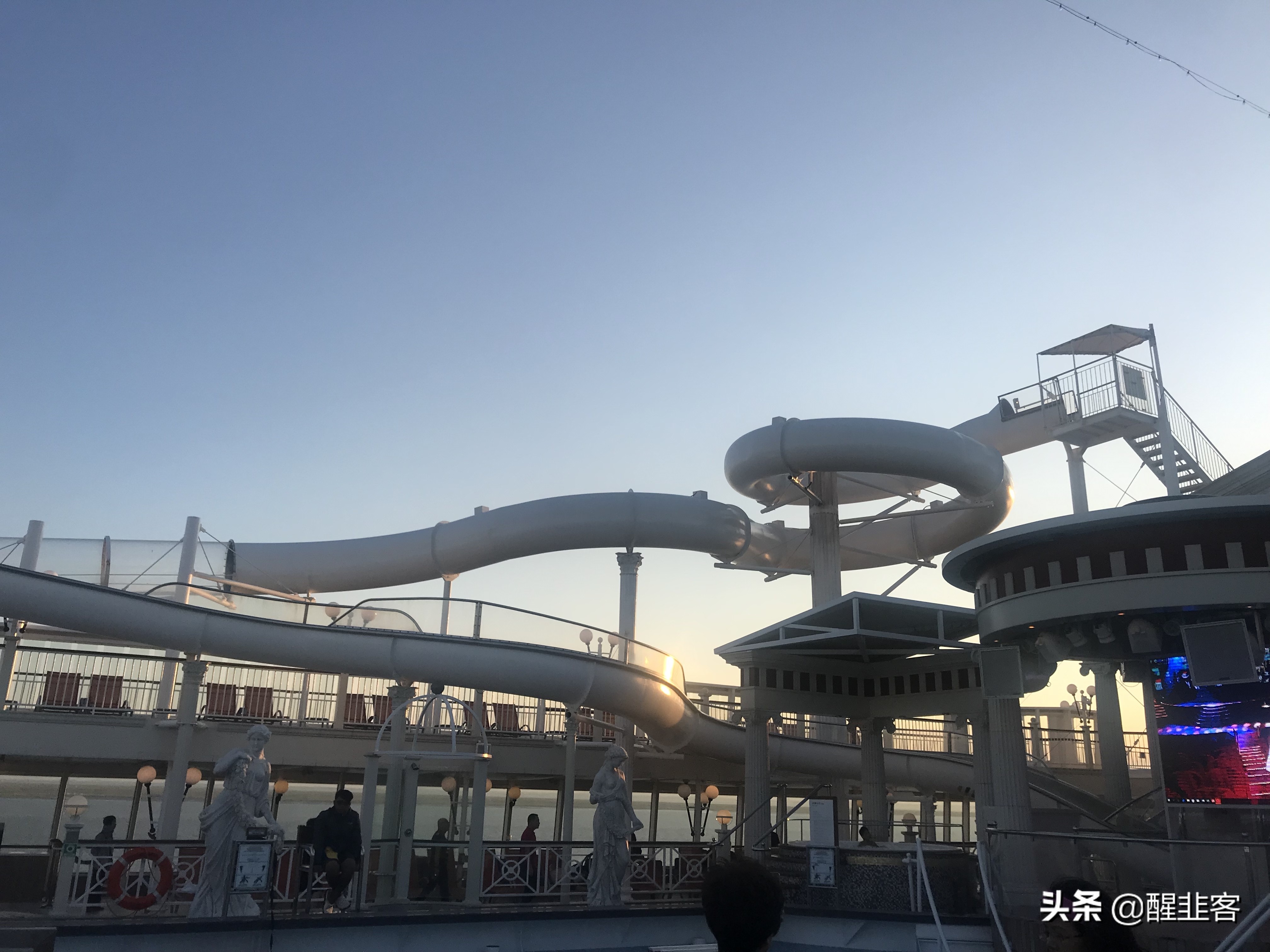 可乘1000人的游轮大概值多少钱,乘坐300人的普通旅游船多少钱