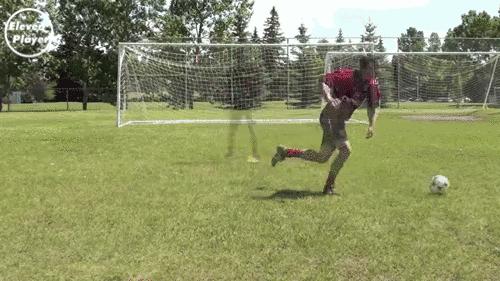 足球背身接球转身过人视频,背身接球和侧身接球的练习方法