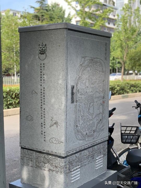 武汉市武昌街头的配电柜、交接箱等箱柜穿上古城贴纸的新装